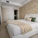 Pool Balcony King Bed Parking Netflix Gym Appartement *