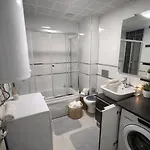 Pool Balcony King Bed Parking Netflix Gym Appartement