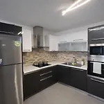 Pool Balcony King Bed Parking Netflix Gym