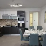 Pool Balcony King Bed Parking Netflix Gym * Skopje