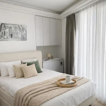 Pool Balcony King Bed Parking Netflix Gym Lägenhet