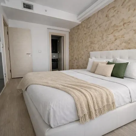 Pool Balcony King Bed Parking Netflix Gym Apartment *
