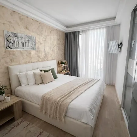 Pool Balcony King Bed Parking Netflix Gym Apartment *