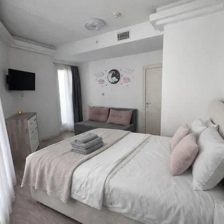 Apartment Pool Balcony King Bed Parking Netflix Gym