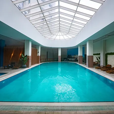 Pool Balcony King Bed Parking Netflix Gym * Skopje