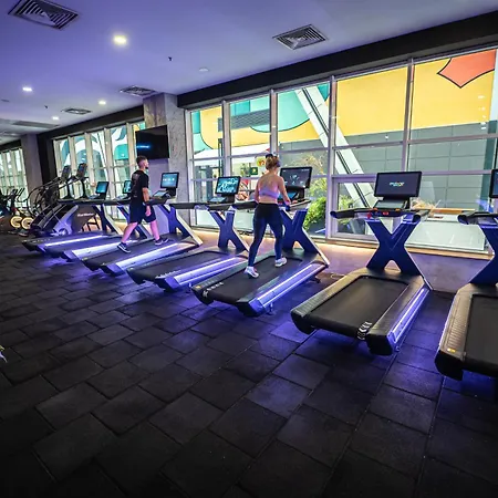 Lägenhet Pool Balcony King Bed Parking Netflix Gym