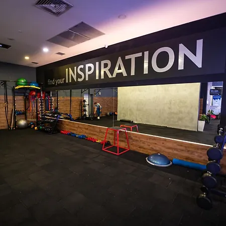 Pool Balcony King Bed Parking Netflix Gym Lägenhet