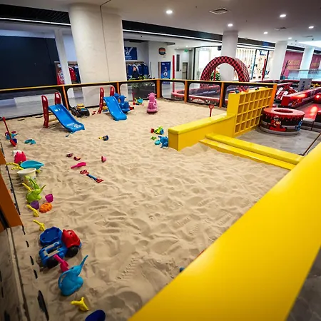 Pool Balcony King Bed Parking Netflix Gym Skopje