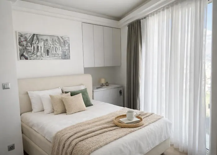 Pool Balcony King Bed Parking Netflix Gym 아파트