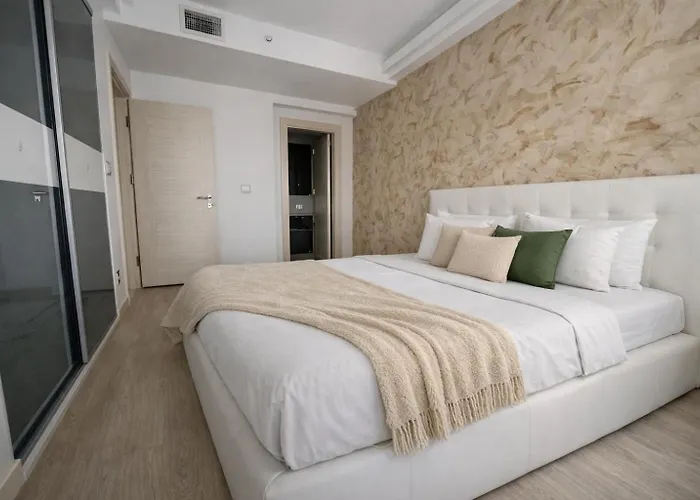 Pool Balcony King Bed Parking Netflix Gym 아파트 *