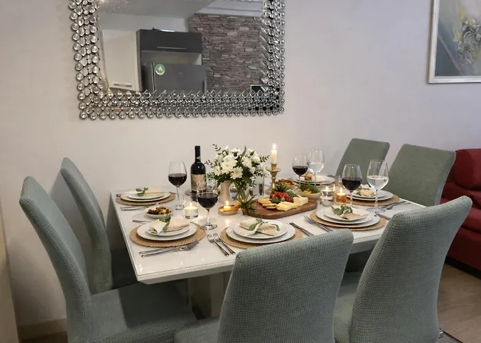 Pool Balcony King Bed Parking Netflix Gym *