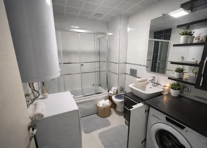 Pool Balcony King Bed Parking Netflix Gym 아파트