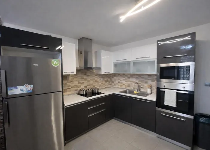 Pool Balcony King Bed Parking Netflix Gym