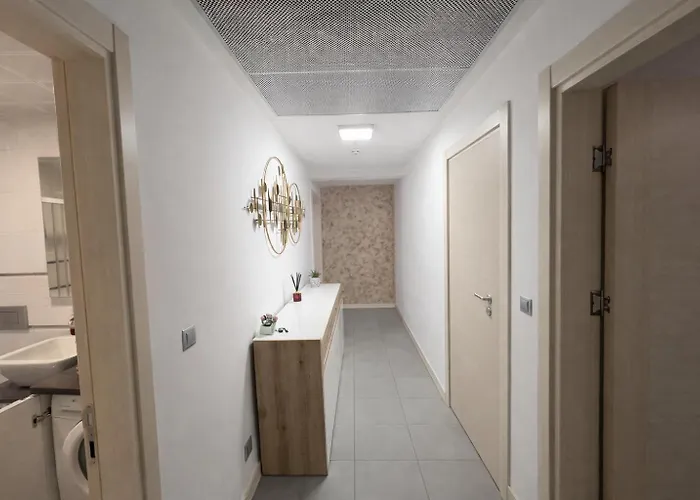 Pool Balcony King Bed Parking Netflix Gym Lägenhet