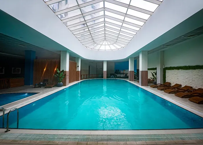 Pool Balcony King Bed Parking Netflix Gym * Skopje