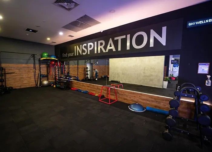 Pool Balcony King Bed Parking Netflix Gym Lägenhet